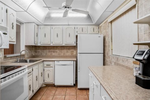 Condo in Largo, Florida, 2 bedrooms № 2230011 - photo 10
