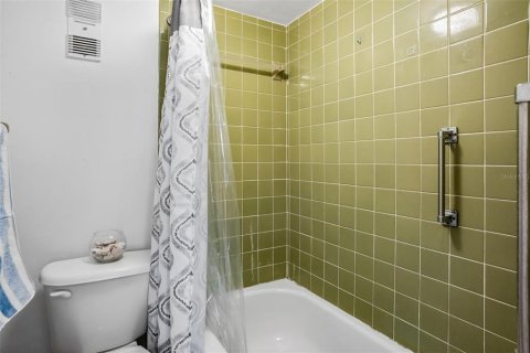 Condo in Largo, Florida, 2 bedrooms № 2230011 - photo 19