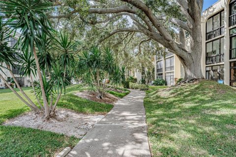 Condo in Largo, Florida, 2 bedrooms № 2230011 - photo 26