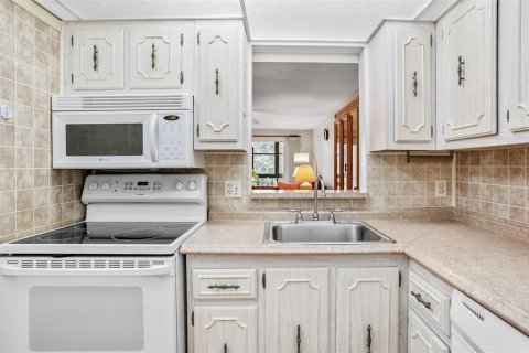 Condo in Largo, Florida, 2 bedrooms № 2230011 - photo 8