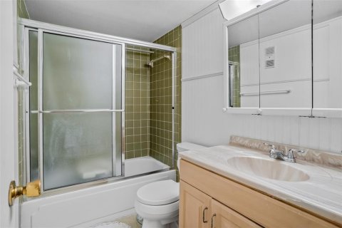 Condo in Largo, Florida, 2 bedrooms № 2230011 - photo 23