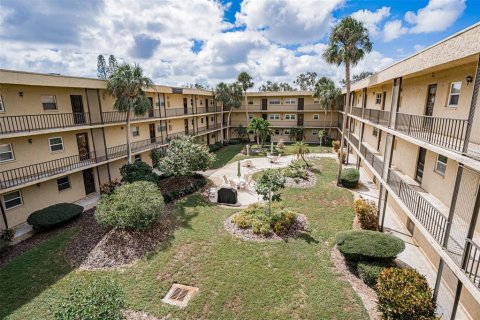 Condo in Largo, Florida, 2 bedrooms № 2230011