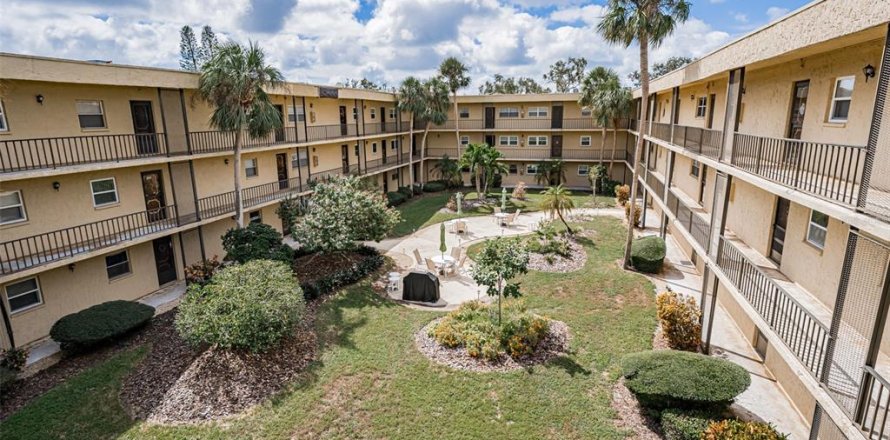 Condo in Largo, Florida, 2 bedrooms № 2230011