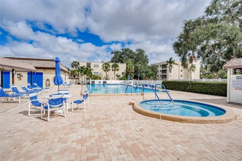 Condo in Largo, Florida, 2 bedrooms № 2230011 - photo 29
