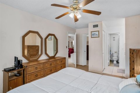 Condo in Largo, Florida, 2 bedrooms № 2230011 - photo 16