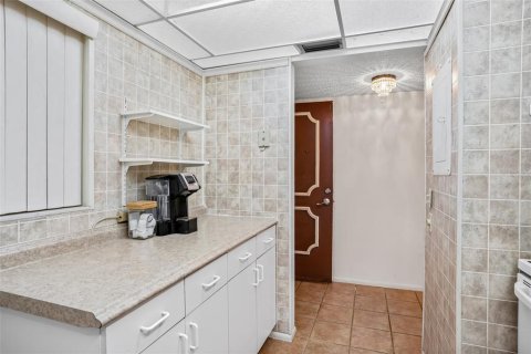 Condo in Largo, Florida, 2 bedrooms № 2230011 - photo 9