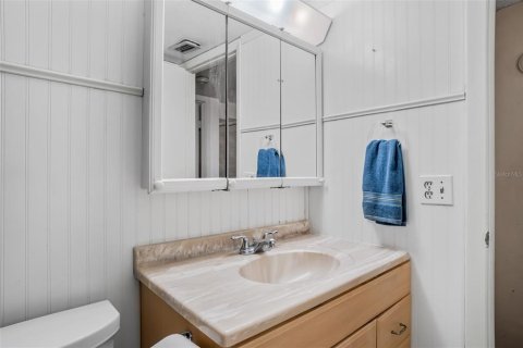 Condo in Largo, Florida, 2 bedrooms № 2230011 - photo 24