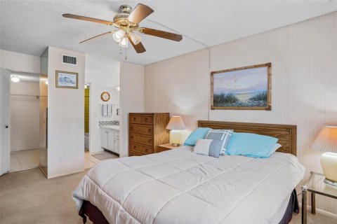 Condo in Largo, Florida, 2 bedrooms № 2230011 - photo 15