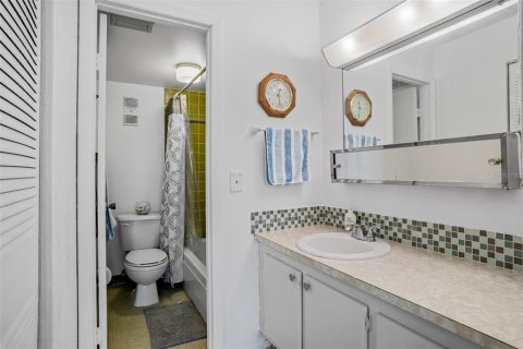Condo in Largo, Florida, 2 bedrooms № 2230011 - photo 18