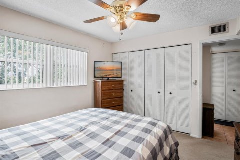Condo in Largo, Florida, 2 bedrooms № 2230011 - photo 21
