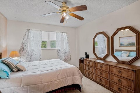 Condo in Largo, Florida, 2 bedrooms № 2230011 - photo 14