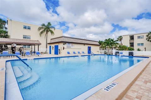 Condo in Largo, Florida, 2 bedrooms № 2230011 - photo 28