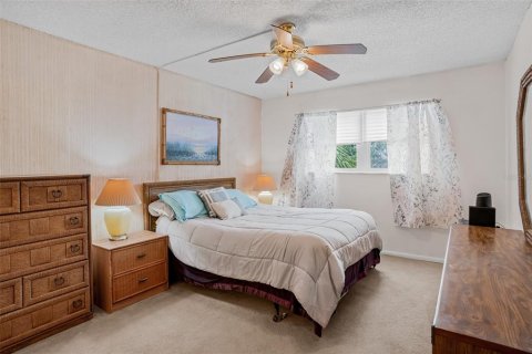 Condo in Largo, Florida, 2 bedrooms № 2230011 - photo 13