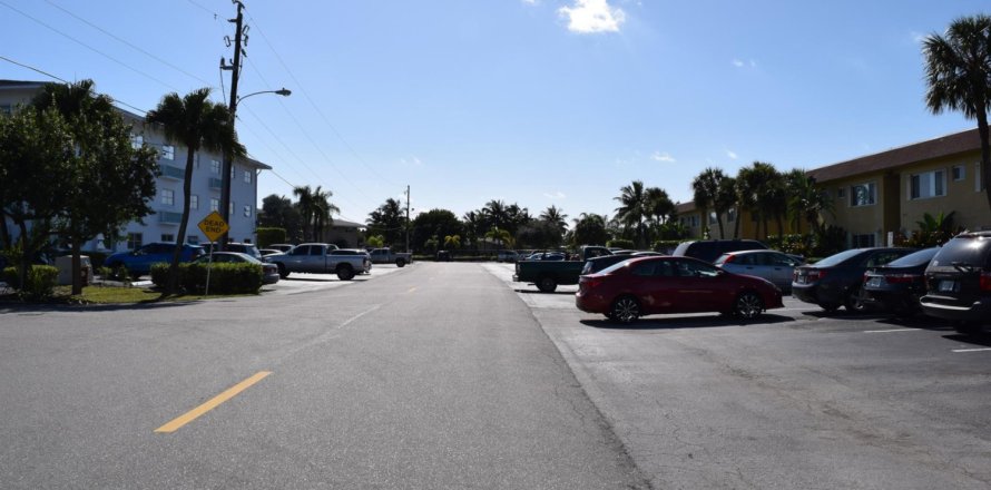 Condo in Pompano Beach, Florida, 1 bedroom № 1182261