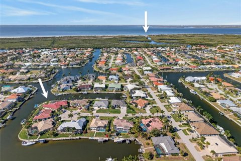 Villa ou maison à vendre à Punta Gorda, Floride: 4 chambres, 290.51 m2 № 2398939 - photo 3