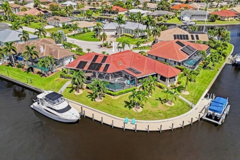 Villa ou maison à vendre à Punta Gorda, Floride: 4 chambres, 290.51 m2 № 2398939 - photo 2