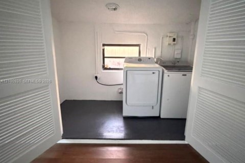 House in Fort Lauderdale, Florida 6 bedrooms, 196.77 sq.m. № 2402448 - photo 16