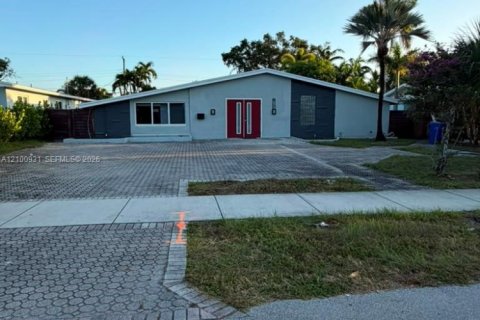 House in Fort Lauderdale, Florida 6 bedrooms, 196.77 sq.m. № 2402448 - photo 2