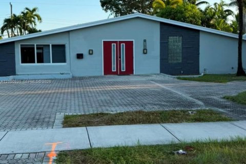 House in Fort Lauderdale, Florida 6 bedrooms, 196.77 sq.m. № 2402448 - photo 3