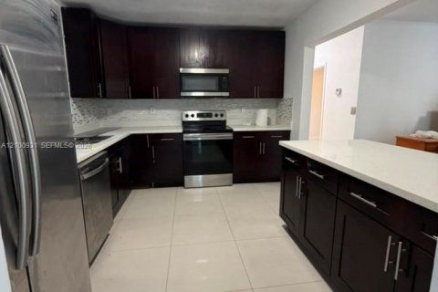 House in Fort Lauderdale, Florida 6 bedrooms, 196.77 sq.m. № 2402448 - photo 19