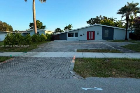 House in Fort Lauderdale, Florida 6 bedrooms, 196.77 sq.m. № 2402448 - photo 5