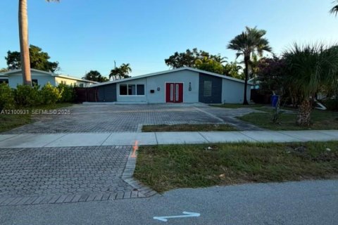 House in Fort Lauderdale, Florida 6 bedrooms, 196.77 sq.m. № 2402448 - photo 12