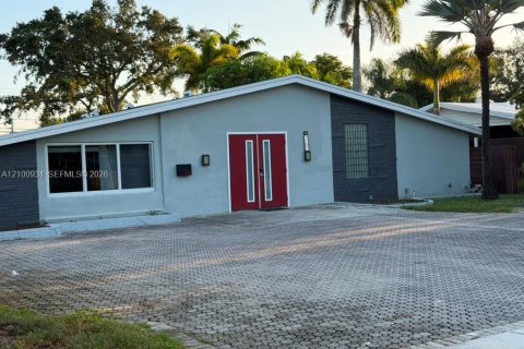 House in Fort Lauderdale, Florida 6 bedrooms, 196.77 sq.m. № 2402448
