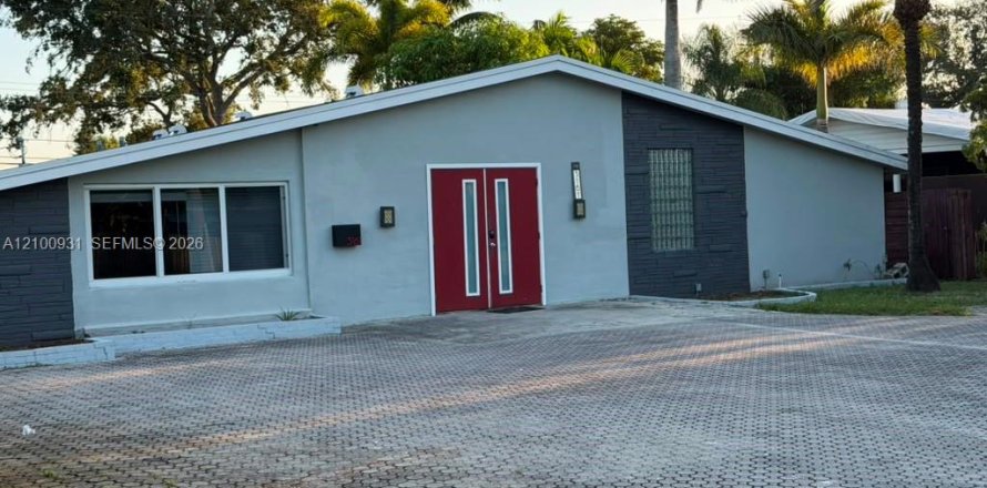 House in Fort Lauderdale, Florida 6 bedrooms, 196.77 sq.m. № 2402448