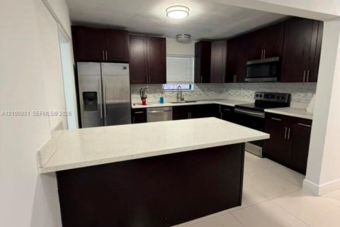 House in Fort Lauderdale, Florida 6 bedrooms, 196.77 sq.m. № 2402448 - photo 21