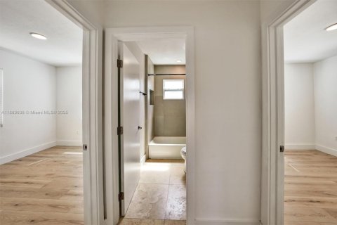 Villa ou maison à louer à Miami, Floride: 2 chambres, 65.03 m2 № 1938738 - photo 12