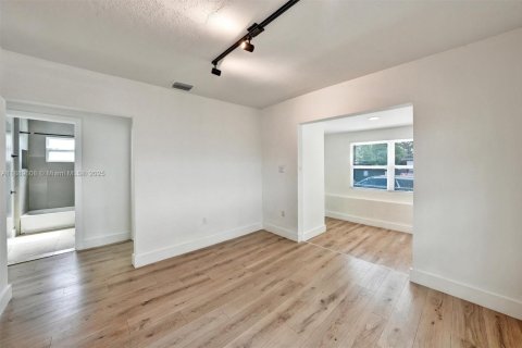 Casa en alquiler en Miami, Florida, 2 dormitorios, 65.03 m2 № 1938738 - foto 23