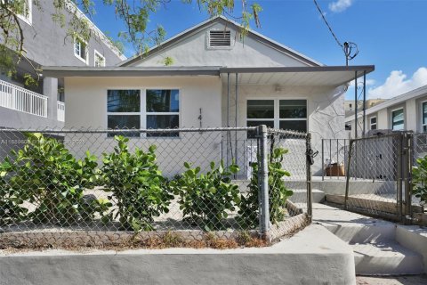 Casa en alquiler en Miami, Florida, 2 dormitorios, 65.03 m2 № 1938738 - foto 1
