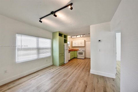 Villa ou maison à louer à Miami, Floride: 2 chambres, 65.03 m2 № 1938738 - photo 20