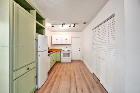 Villa ou maison à louer à Miami, Floride: 2 chambres, 65.03 m2 № 1938738 - photo 18