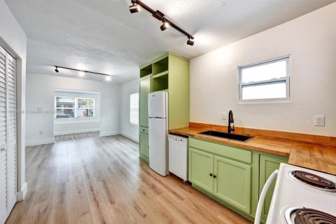 Casa en alquiler en Miami, Florida, 2 dormitorios, 65.03 m2 № 1938738 - foto 19