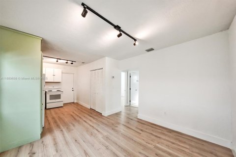 Villa ou maison à louer à Miami, Floride: 2 chambres, 65.03 m2 № 1938738 - photo 22
