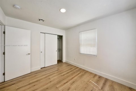 Villa ou maison à louer à Miami, Floride: 2 chambres, 65.03 m2 № 1938738 - photo 11