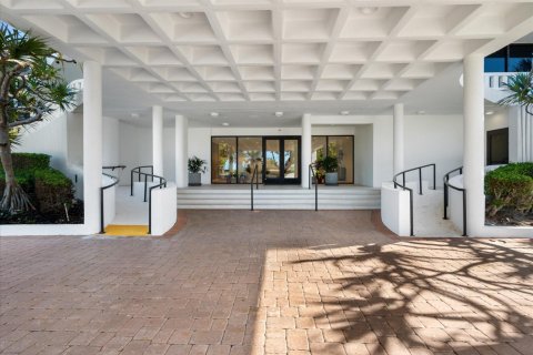 Condo in Palm Beach, Florida, 2 bedrooms  № 1011652 - photo 1