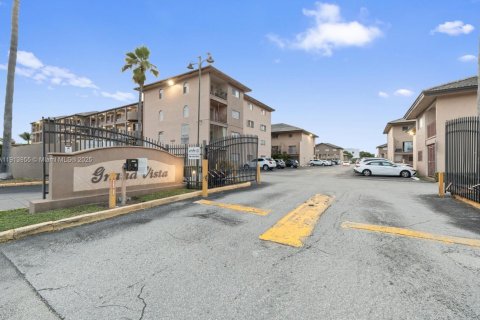 Кондоминиум с 2 спальнями в Хайалиа Гарденс, Флорида № 2015815