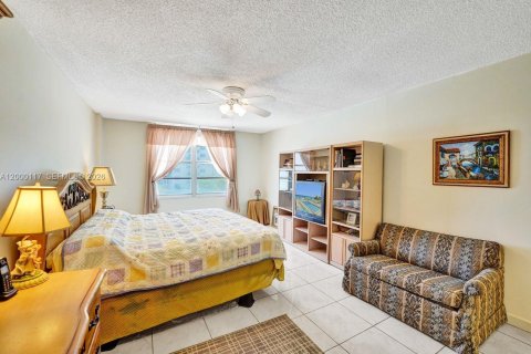 Condo in Hollywood, Florida, 2 bedrooms  № 2068832 - photo 16