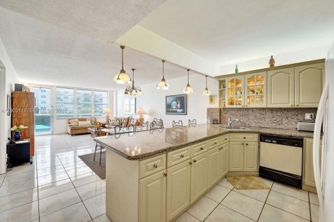 Condo in Hollywood, Florida, 2 bedrooms  № 2068832 - photo 10