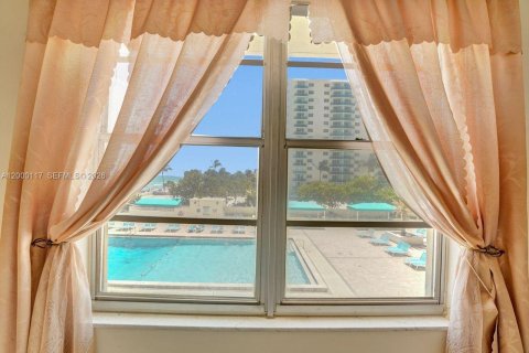 Condo in Hollywood, Florida, 2 bedrooms  № 2068832 - photo 17
