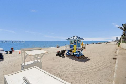 Condo in Hollywood, Florida, 2 bedrooms  № 2068832 - photo 24