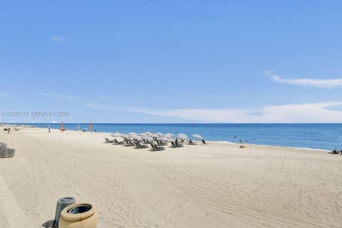 Condo in Hollywood, Florida, 2 bedrooms  № 2068832 - photo 22