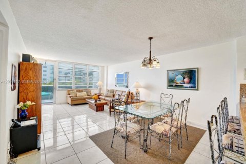 Condo in Hollywood, Florida, 2 bedrooms  № 2068832 - photo 14
