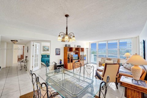 Condo in Hollywood, Florida, 2 bedrooms  № 2068832 - photo 7
