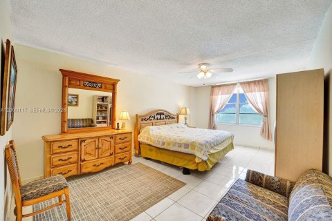 Condo in Hollywood, Florida, 2 bedrooms  № 2068832 - photo 18