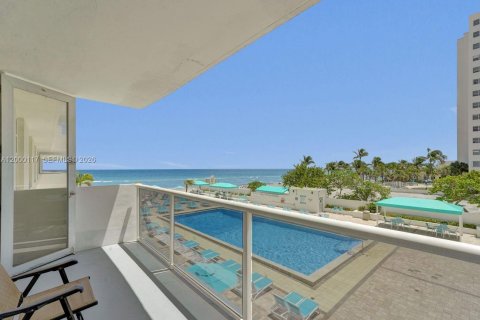 Condo in Hollywood, Florida, 2 bedrooms  № 2068832 - photo 2