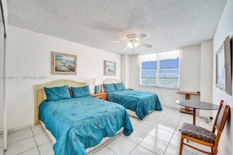 Condo in Hollywood, Florida, 2 bedrooms  № 2068832 - photo 19