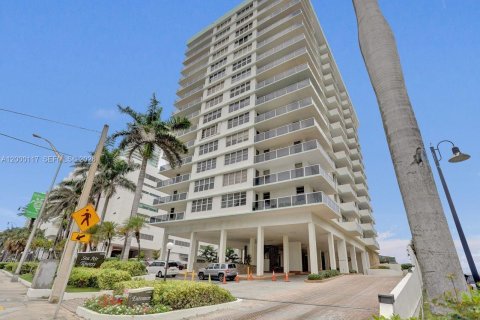 Condo in Hollywood, Florida, 2 bedrooms  № 2068832 - photo 25